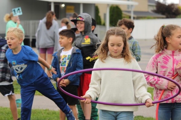 Children at the hula-hoop toss event.