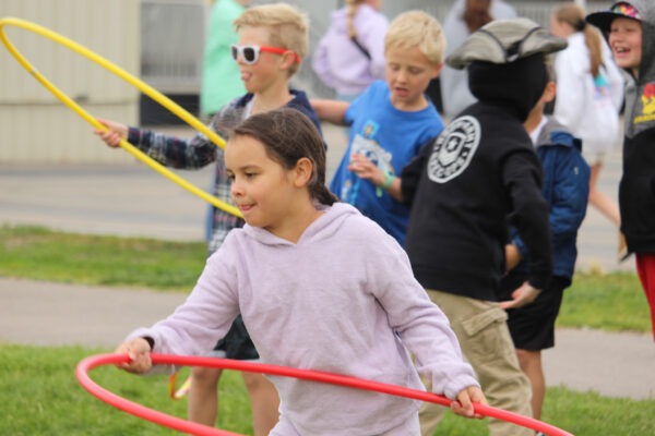 Children at the hula-hoop toss event.